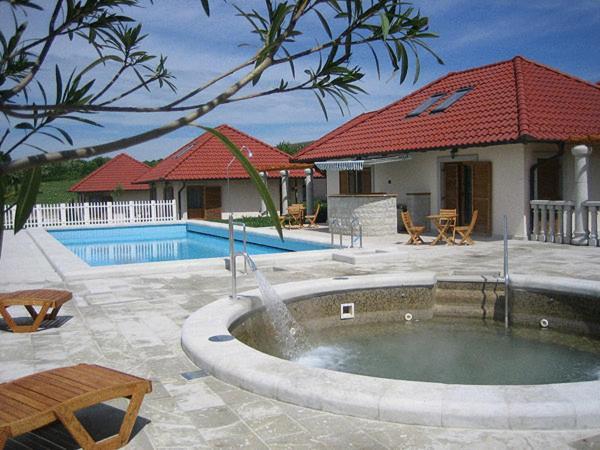 Egri Korona Borház és Wellness Hotel Demjén Esterno foto